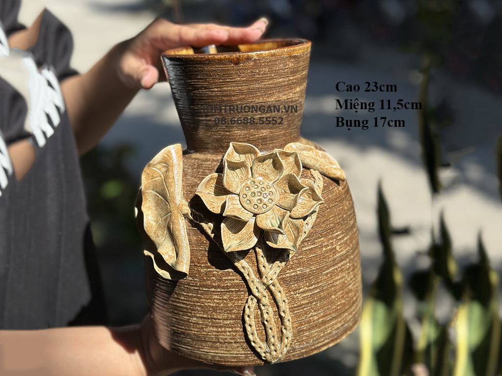 Lọ dáng đầm đắp nổi hoa sen gốm mộc sang trọng, tinh tế 6